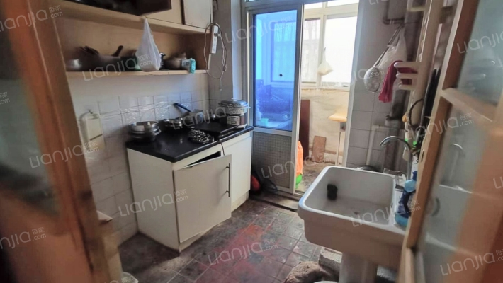 房子是满五年 楼层在中间 位置优越 南北通透-厨房