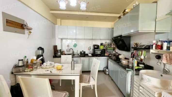 东方家园大三居，有装修，房本满五，-餐厅