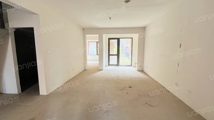 鸿坤理想尔湾别墅，下叠带院子，房本在手，业主急售-客厅