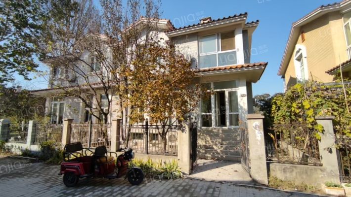 房主出国诚意出售闲置别墅，院子大，带装修拎包入住-入户花园