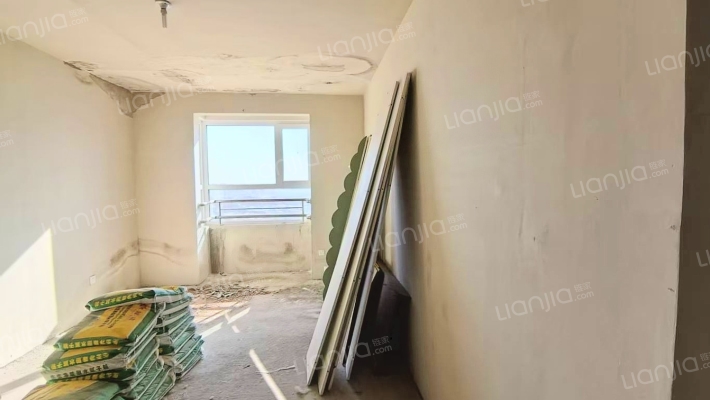 房  子 是 顶 层，视 线 好，全 天 采 光-客厅