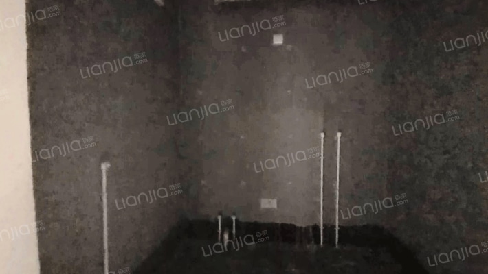 房子属于南北通透两居中间楼层，毛坯房-卫生间