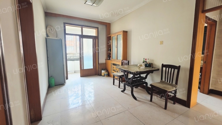 东兴小区，满五唯一，中间楼层，采光好视野好，简装。-餐厅