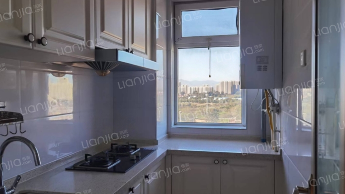 繁华地段，满五唯一。精装未住，拎包入住。-厨房