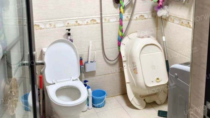 此房户型方正，采光充足， 交通便利，配套齐全-卫生间