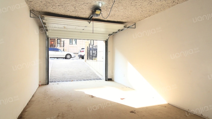 K2狮子城北区 4室2厅 南 北-车库