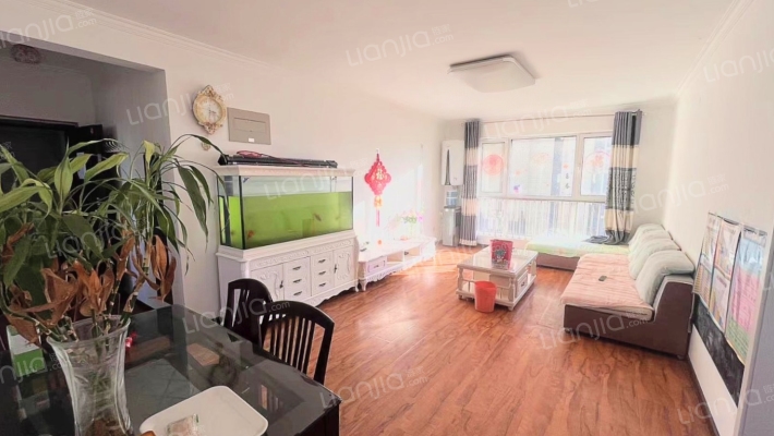 此房是南北通透四居室，中间层，采光视野好，房本满二-客厅