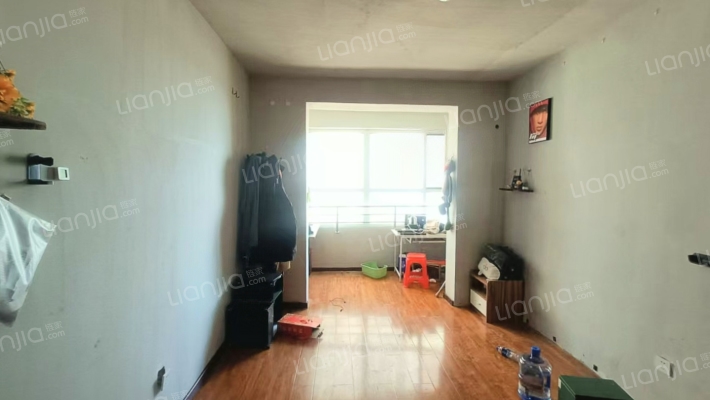 南北通透两居室，户型方正，中间楼层。-客厅