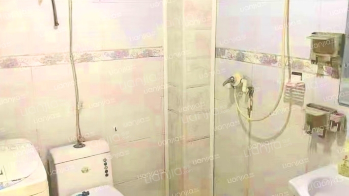 中间楼层，满五唯一，业主诚心出售-卫生间