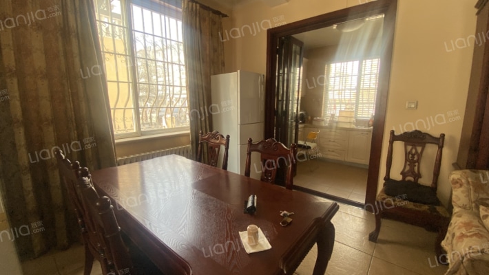 市区精装修的独栋别墅，带大院子，小区位置好-餐厅