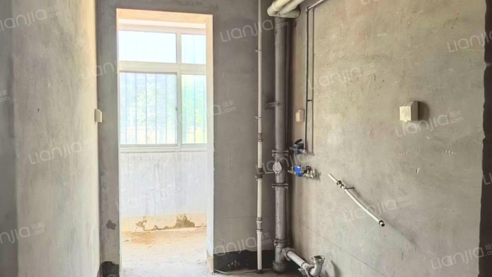 此房有本满五年，精装修，社区安静-厨房