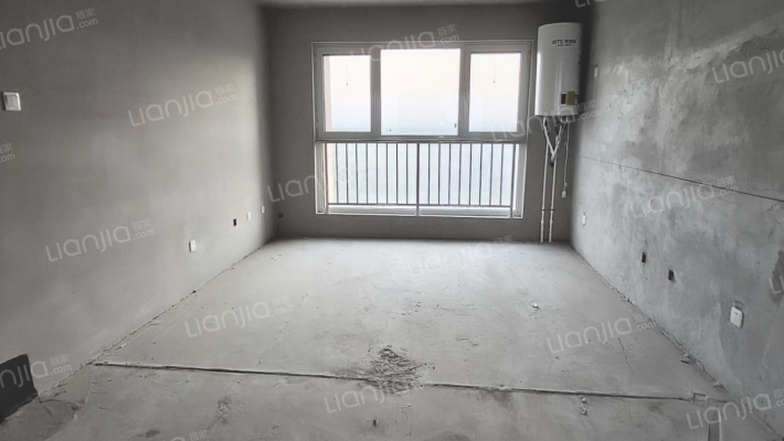 急售三利B区南北通透两居，毛坯，价格美丽。-客厅