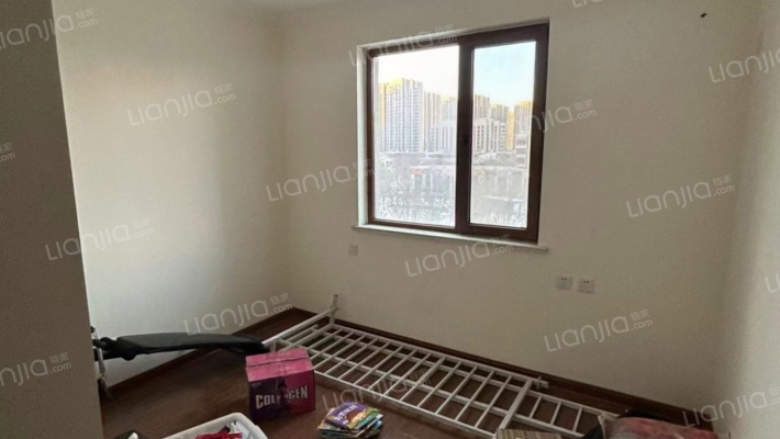 楼栋位置好，前后全天无遮挡东边户南北通透大三居，-卧室B