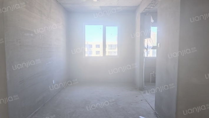 钻石商圈，双卧朝南，双卫生间，客厅带阳台，购物便捷-餐厅