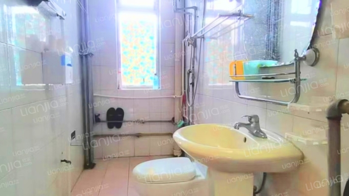 市区40多万三居，房本满五，中间楼层-卫生间