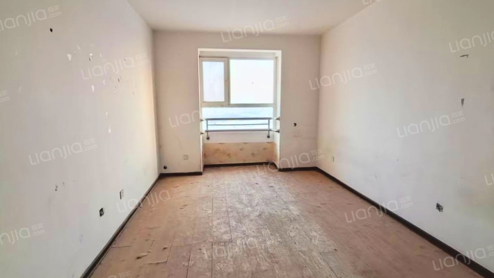 满二，两居室，集中供暖，采光好，优质房源！-客厅