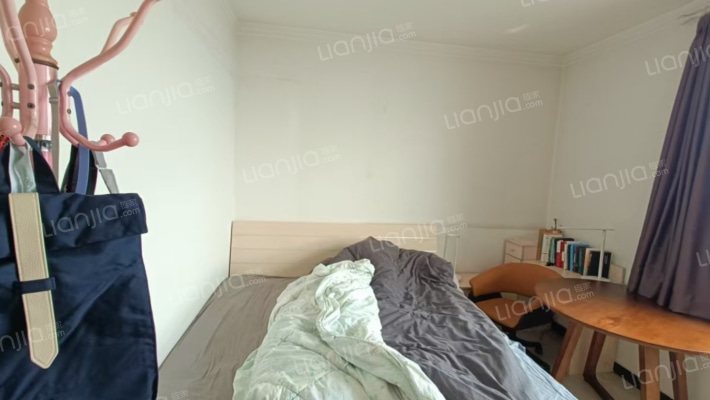 房子是正规一居室，中高楼层，光线很好。-卧室