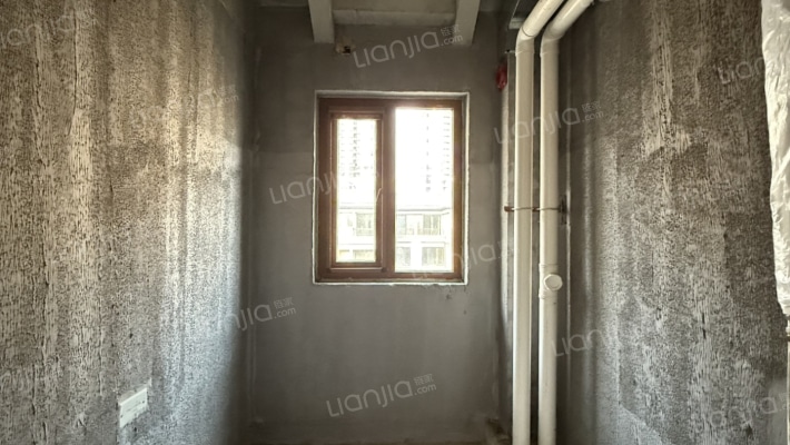 房子属于别墅，上下两层，毛坯随意装修-卫生间B