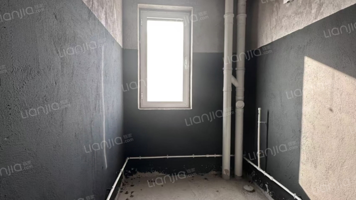 128平洋房 房本满二 毛坯房 户型方正-卫生间B