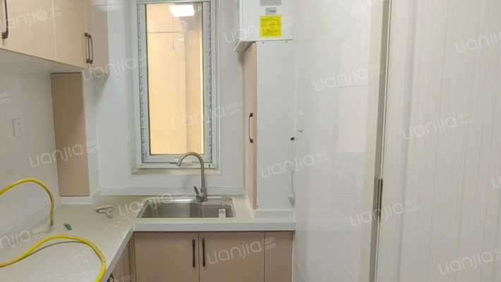 三利中和城C区精装两居，采光好门口838车站，价格可议-厨房