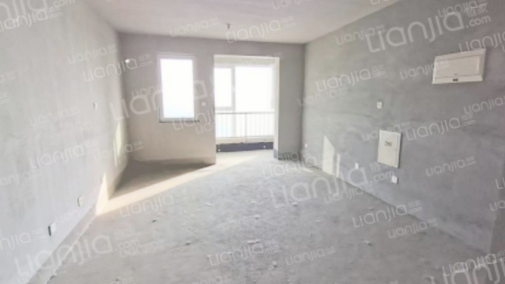 此房房本在手 低楼层 但采光没问题-客厅