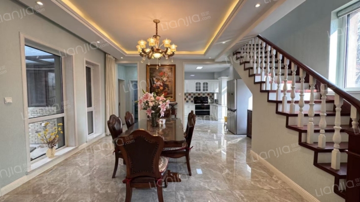 此房精装修房本无抵押 满五年唯一 地上三层 南向入户-餐厅