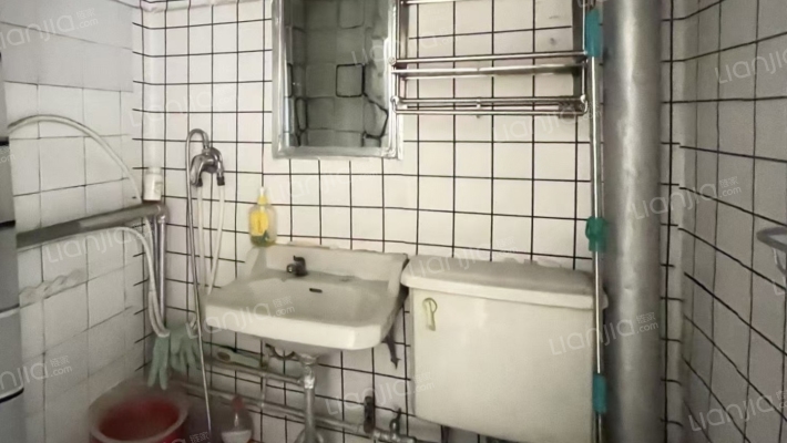 铁道部建厂局家属楼 中间楼层 采光无遮挡-卫生间