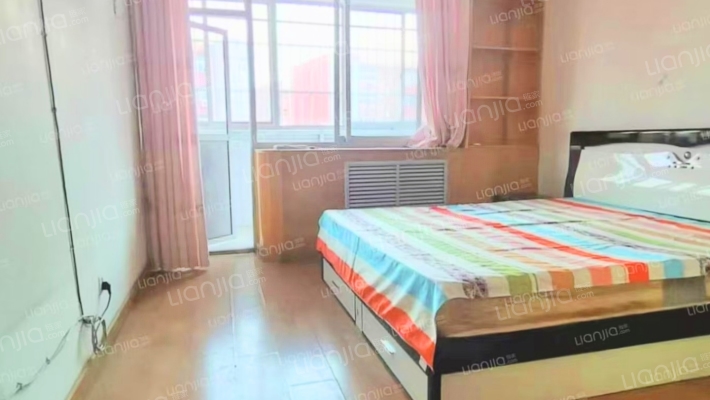 市区40多万三居，房本满五，中间楼层-卧室A