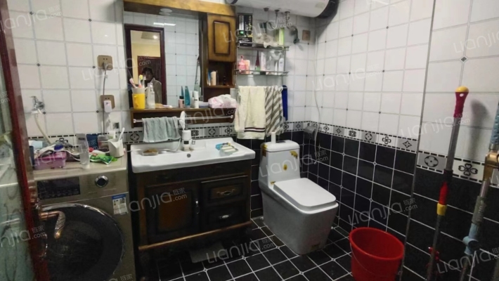 名流美域，满二，简单装修，小区环境优美，看房方便-卫生间