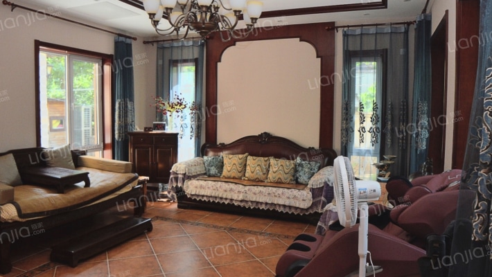 业主急售 爱丁堡 院子120平 南入户 上下三层 房本满2-客厅A