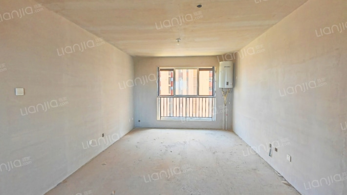 急售三利C区南北向大三居，毛坯满二，价格美丽-客厅