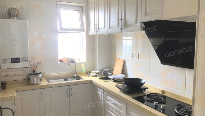 此房四中片区，朝南的户型已经装修，楼层好，视野好-厨房