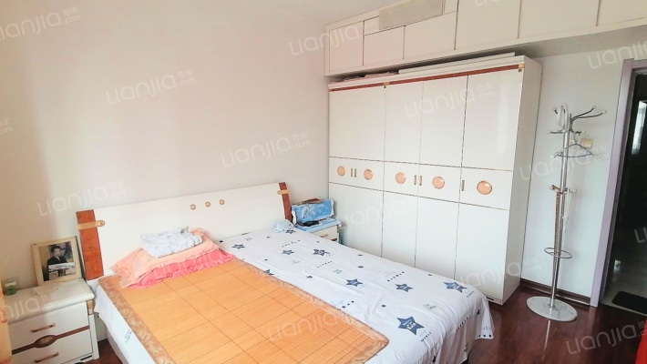 此房有本满五年，房本交易，南北通透格局，-卧室A