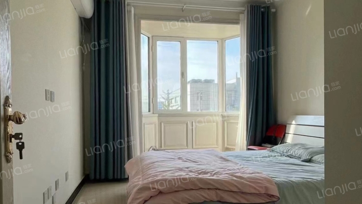 业主诚意出售钻石精装两居，户型朝向俱佳-卧室B