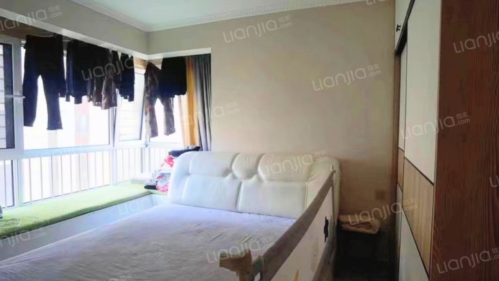 此房精装修，正规四居室，拎包入住 ，诚意出售-卧室A