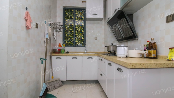 凯丽滨江南区2室交通便利 小区环境干净舒适 适合居住-厨房