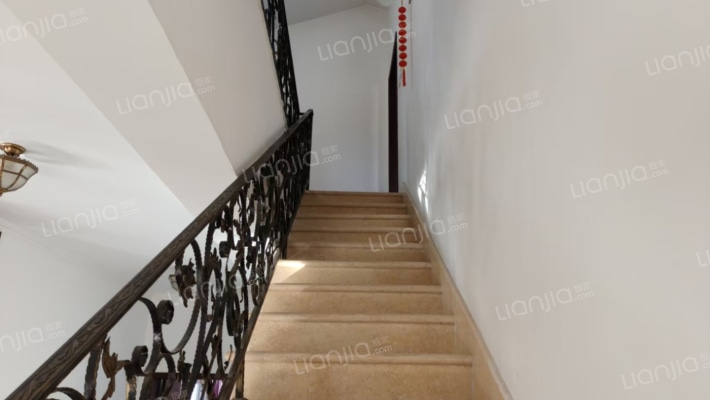 急售琉璃湖精装大独栋别墅，价格美丽-过道