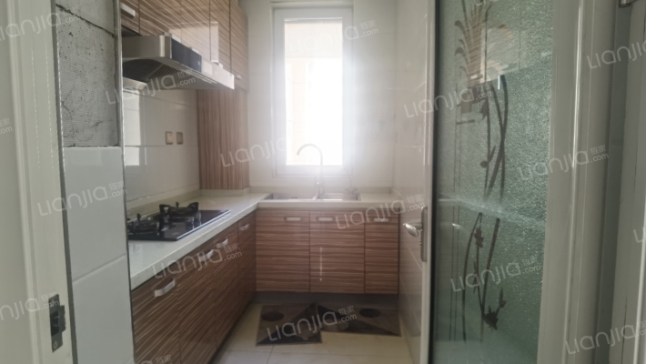 水岸花城小区，大社区，集体供暖精装修，格局好采光好-厨房