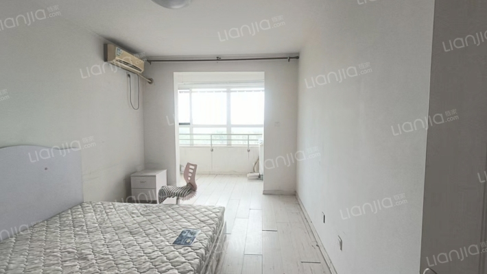 房子是南北通透大两居室，全明户型，采光视线好。-卧室A