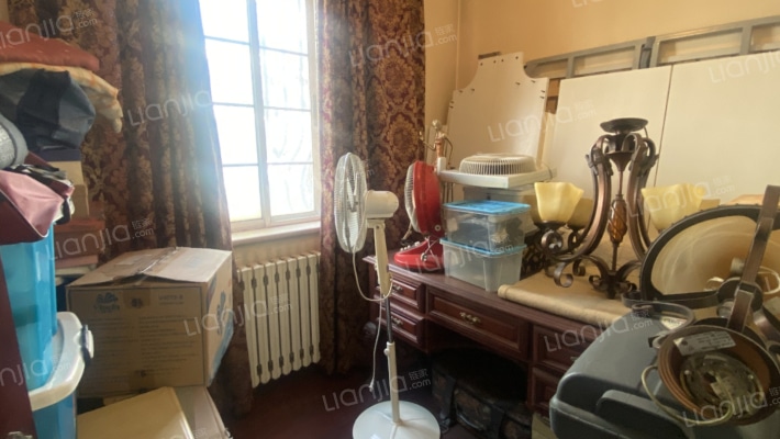 市区精装修的独栋别墅，带大院子，小区位置好-卧室B