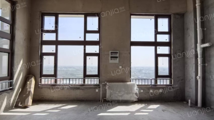 高铁东站附近，总价低，物业好，小区整体干净卫生-客厅