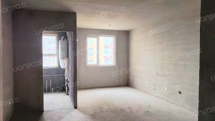 朝西户型，采光很好，处于各种便利的地理位置-卧室