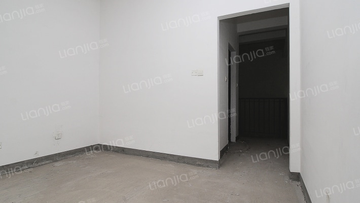 理想湾下叠拼带南北院子和地下室，带车位，位置安静-卧室E