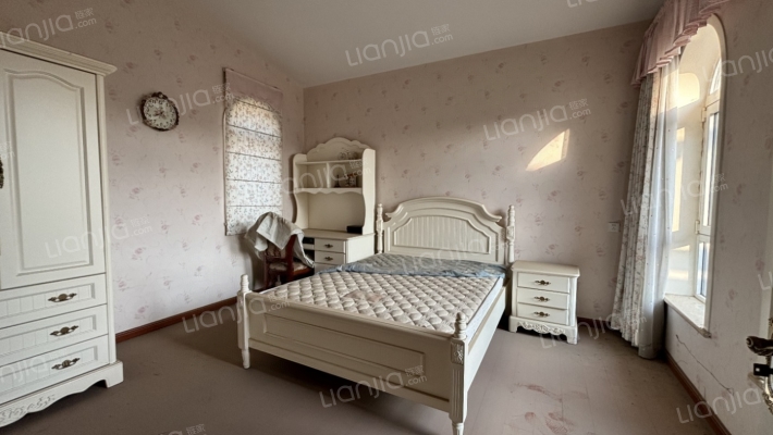 联排别墅，诚意出售，房本在手，随时过户.-卧室D