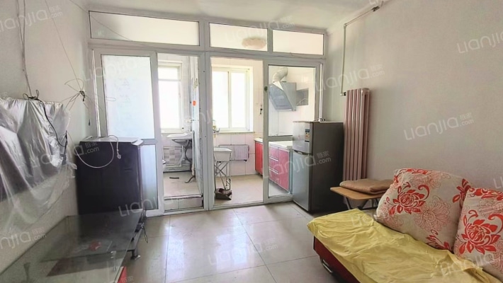 集中供暖，免费停车，户型方正，南北通透-客厅