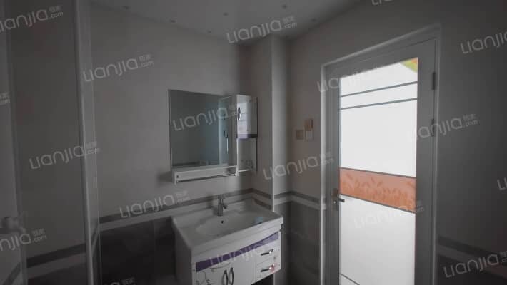 精装修两居，全天采光，房本满五唯一，交通出行方便-卫生间A