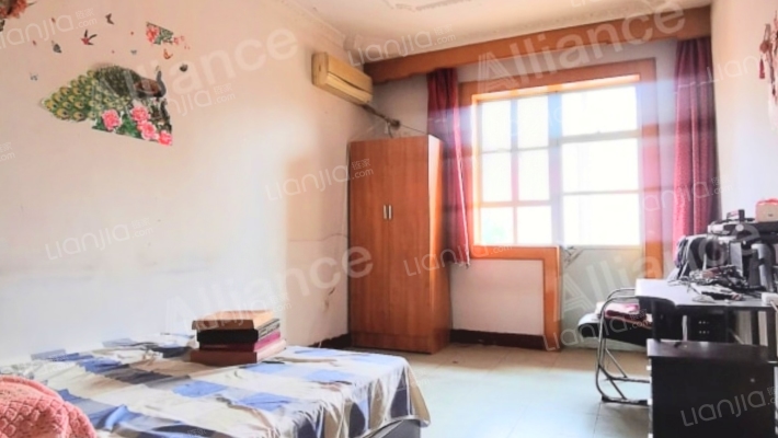 市医院北侧东大街上南北通透三居出售-卧室B