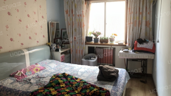 此房南北通透户型，采光好，社区停车方便-卧室C