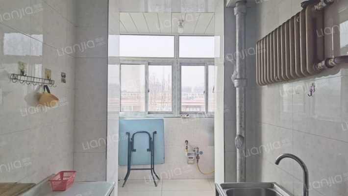 范阳路单位家属院职教中间楼层南北通透三居出售-过道