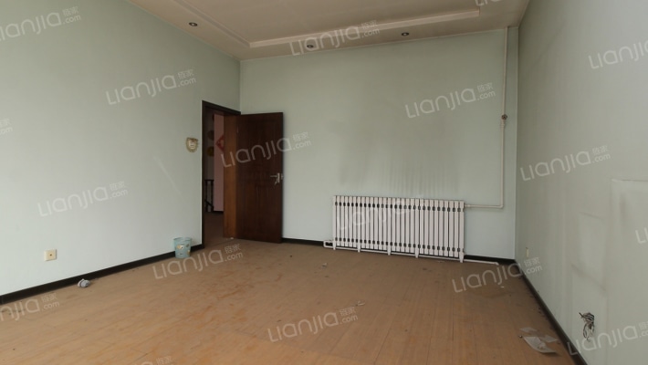 华阳别墅是独栋的，带一个小院，小区环境优美-卧室E